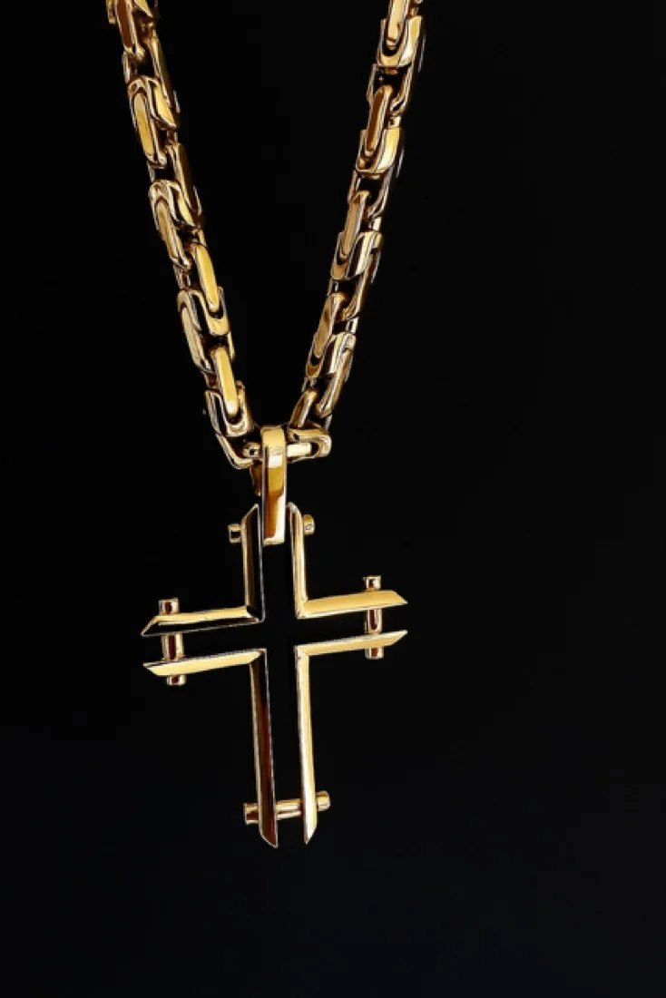 Pingente cruz vazada em ouro com corrente