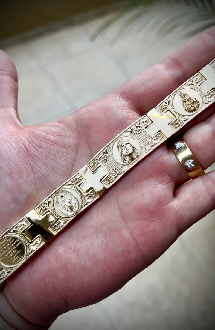 Pulseira em ouro com símbolos gravados
