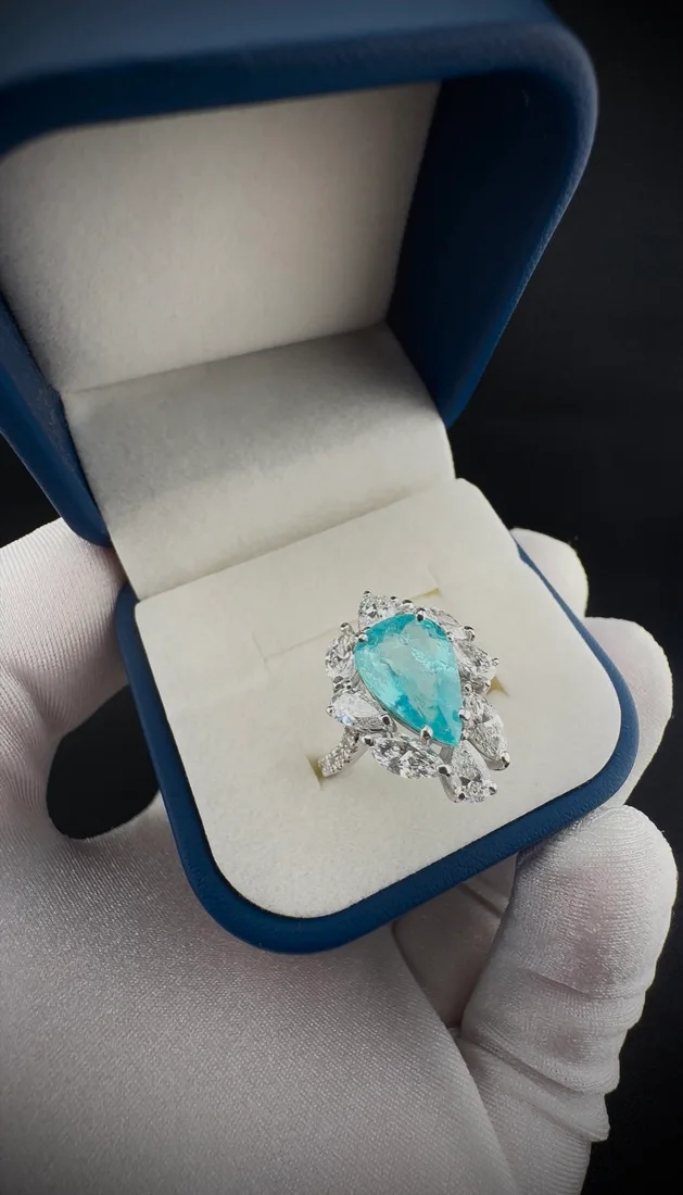 Anel com pedra azul e diamantes, no estojo
