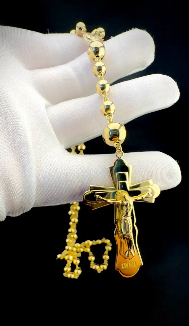Terço com crucifixo em ouro